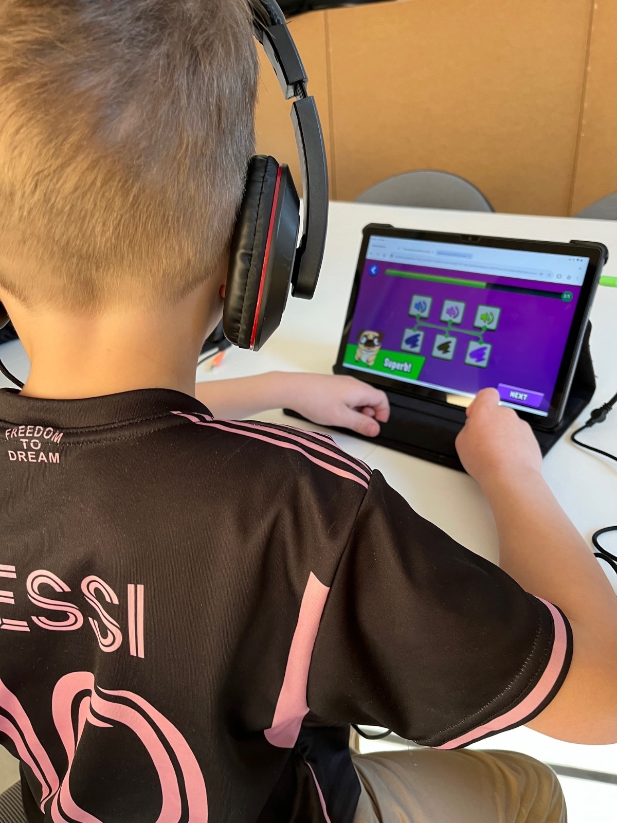 Mali poligloci doskonalą język angielski