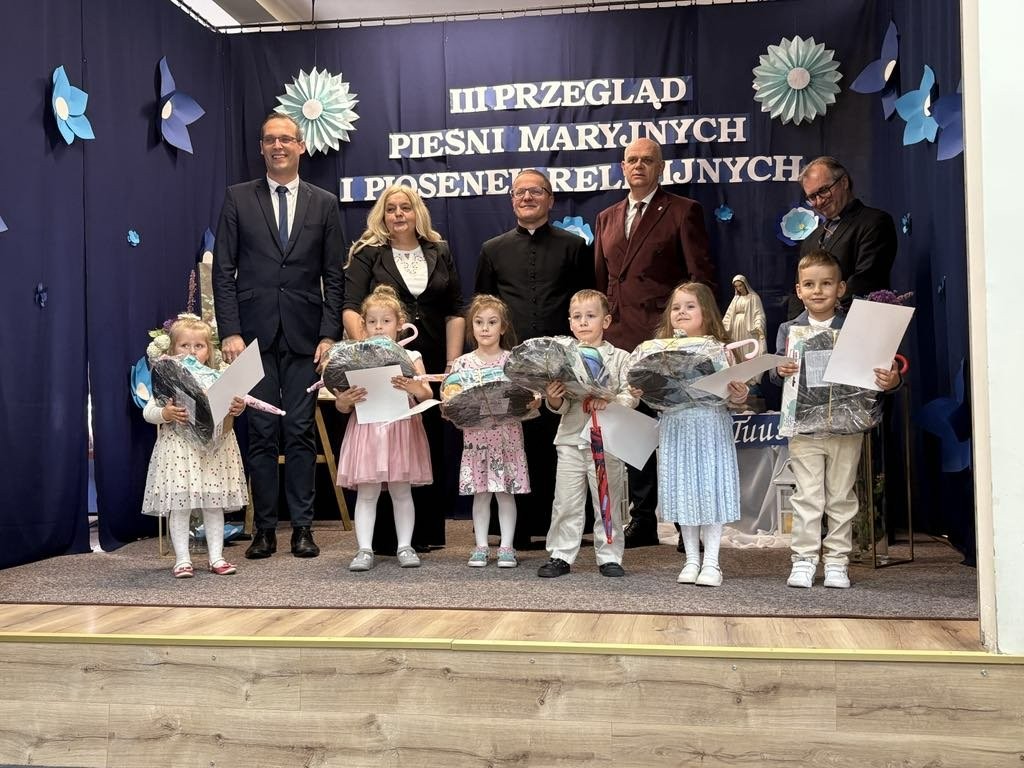 Gratulacje dla naszych małych artystek!